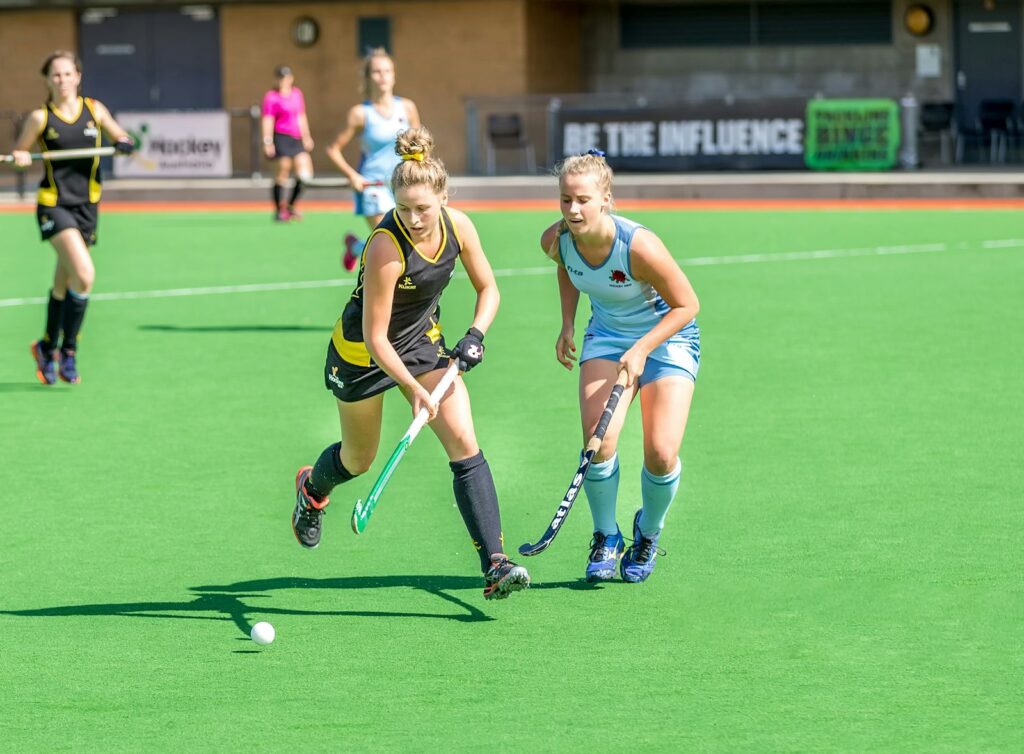 Hockeysters in actie tijdens een wedstrijd op kunstgras