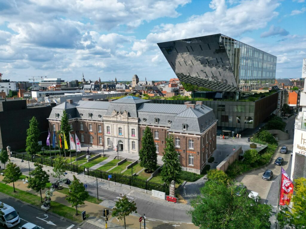 Historische straat met oude gevels in Hasselt