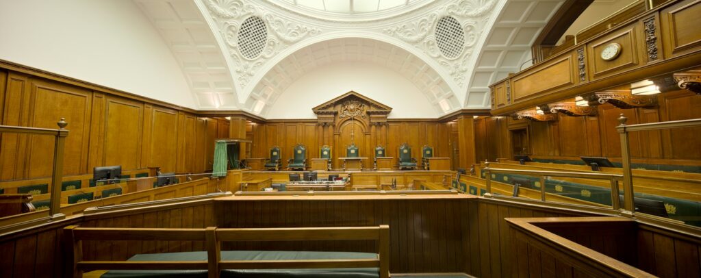 Rechtszaal met lege bank en tafel