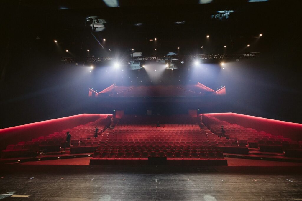 Leeg theater met rode stoelen