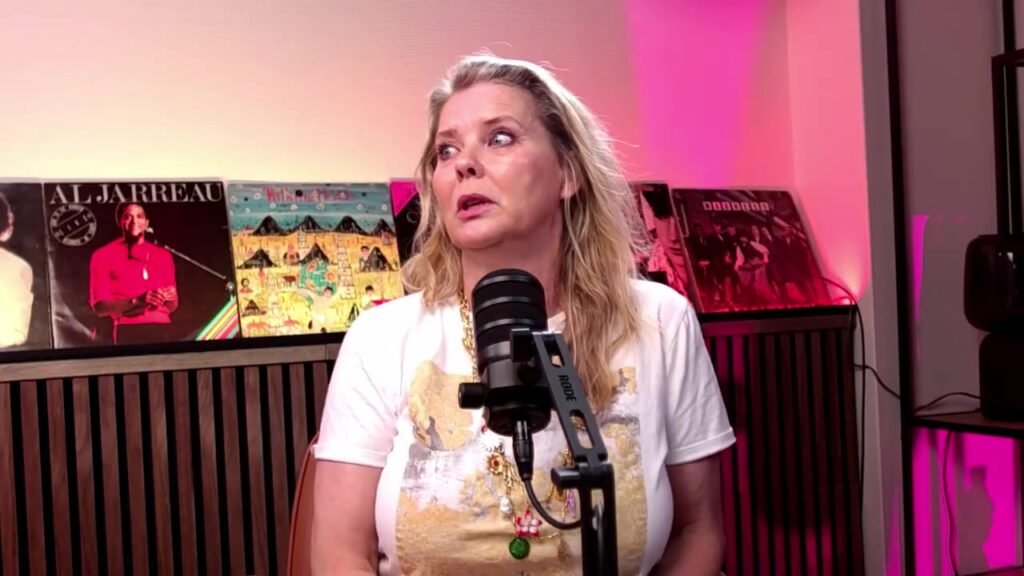 Babette van Veen aan de microfoon in de eerste aflevering van seizoen vier van De Vijftigers