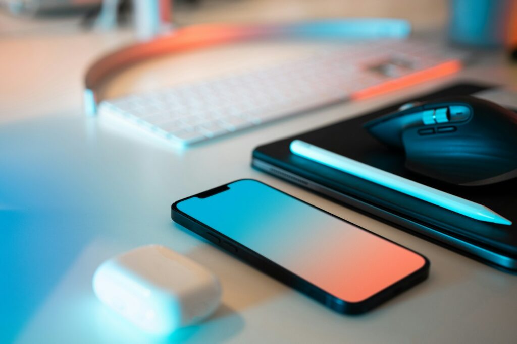 Koptelefoon naast een smartphone op een bureau