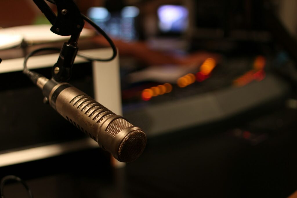 Radiomicrofoon in een omroepstudio met warm licht