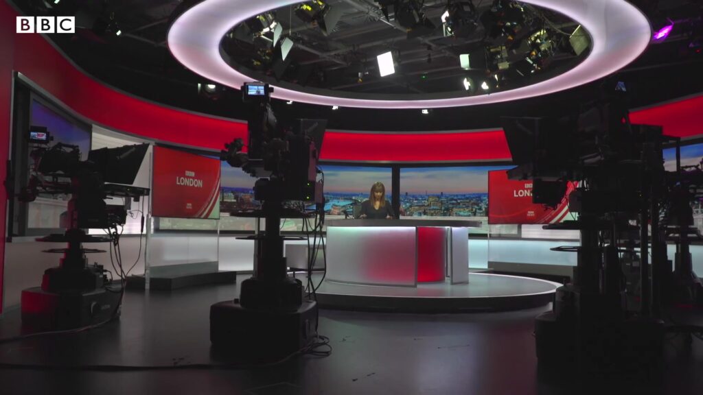 Nieuwsstudio van de BBC met camera's en een presentatiedesk