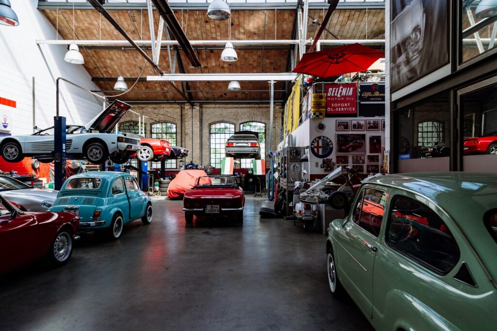 Klassieke auto in een garage met gereedschap aan de muur