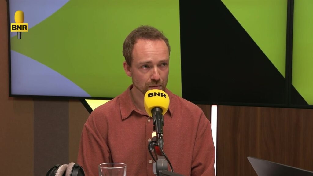 Gesprek aan de microfoon in de videostudio van BNR