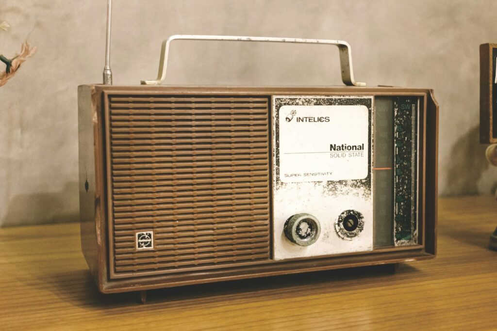 Oude houten radio uit de jaren veertig