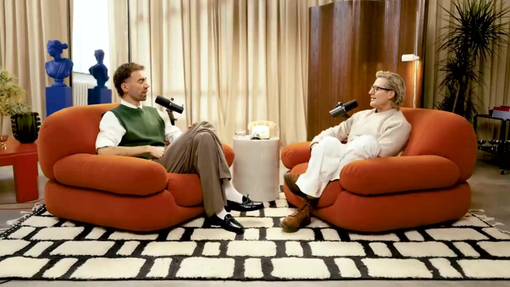 Daan Alferink en Jani Kazaltzis in oranje fauteuils tijdens de opname van hun podcast