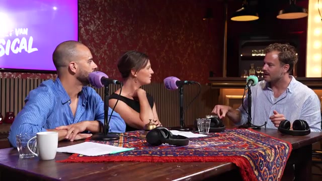 Jim Bakkum aan tafel met Freek Bartels en Brigitte Heitzer in de studio van Ik hou niet van musical