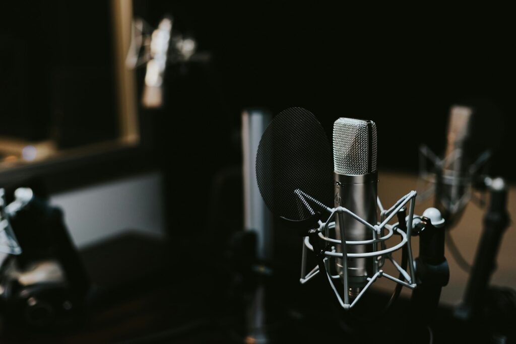 Twee microfoons op een tafel in een podcaststudio