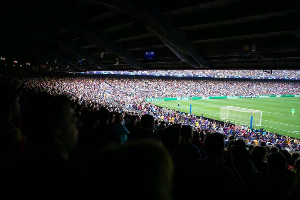 Volle voetbaltribune met supporters tijdens een wedstrijd