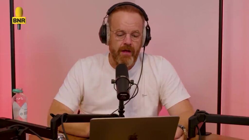 Opname van de BNR-podcast Napleiten aan tafel in de studio