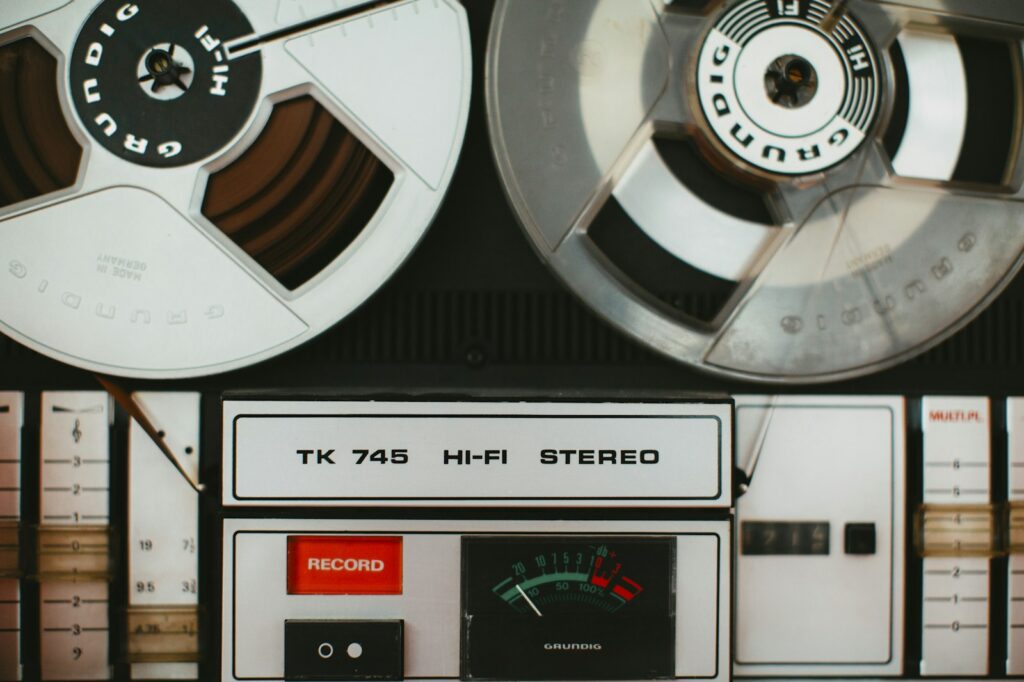 Oude bandrecorder en microfoon op een bureau