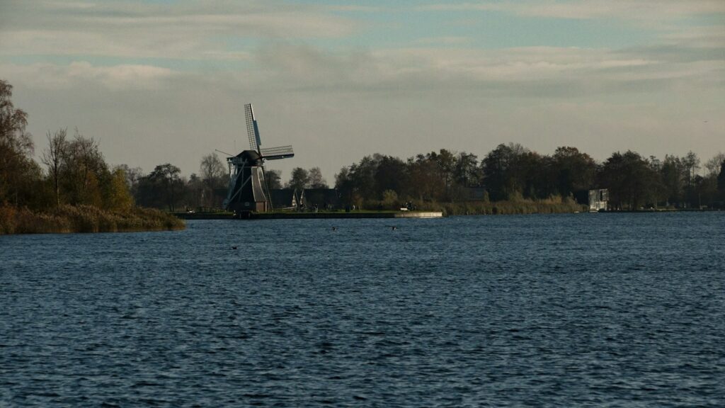 Oude dorpskerk op een wierde in het Groninger land