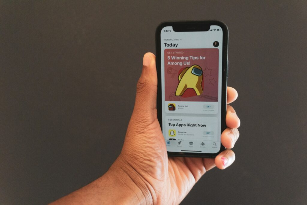 Smartphone met een podcastapp en een lijst met podcasts