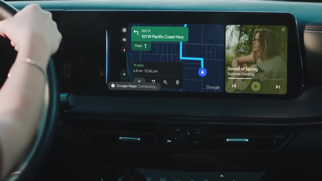 Dashboard met Android Auto, navigatie en mediaspeler naast elkaar op het scherm