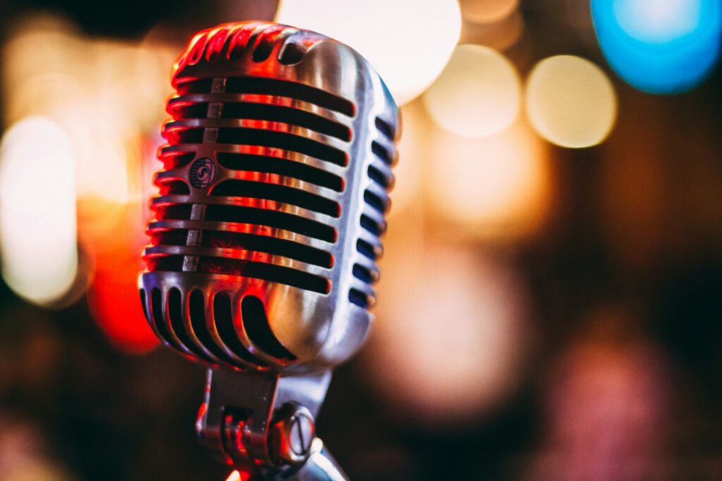 Microfoon en koptelefoon op tafel in een podcaststudio