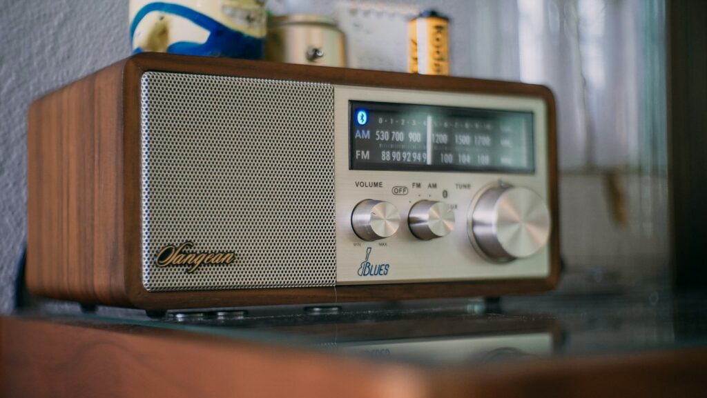 Digitale radio op een keukentafel