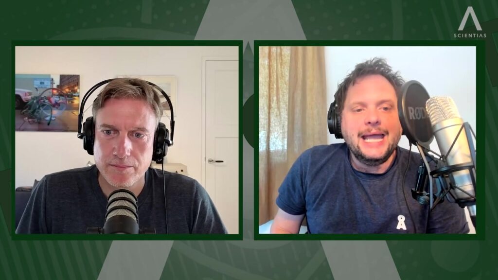 De presentatoren van de Scientias Podcast met koptelefoons en microfoons tijdens een opname
