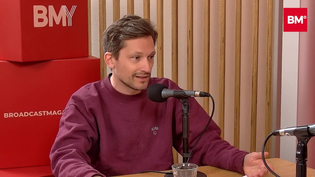 Tim de Gier van Podimo aan tafel in de studio van Broadcast Magazine