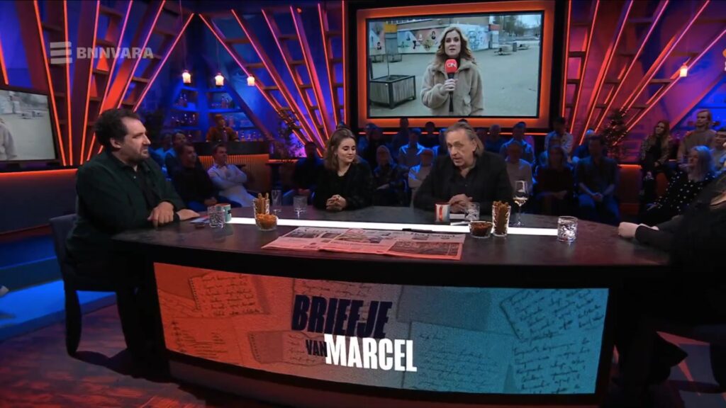 Marcel van Roosmalen en Gijs Groenteman aan hun desk in de studio van BNNVara