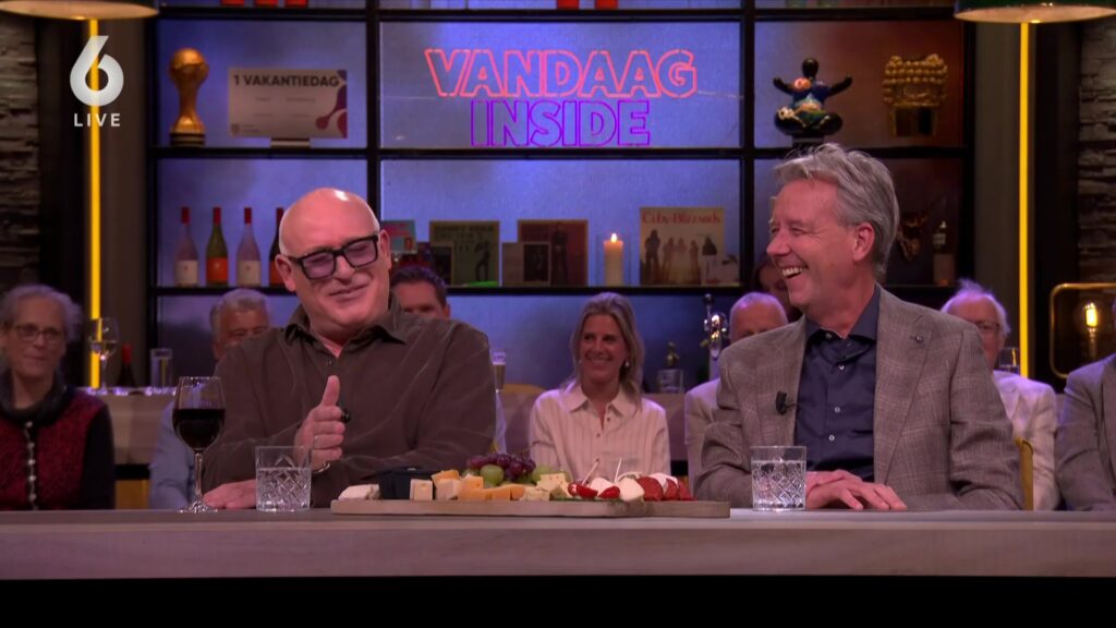 De tafel van Vandaag Inside in de studio, met het logo van het programma op de achtergrond