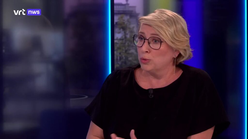 Vlaams minister Caroline Gennez in de studio van VRT NWS