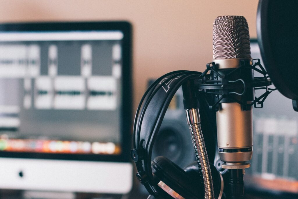 Microfoon en koptelefoon op een tafel in een kleine podcaststudio
