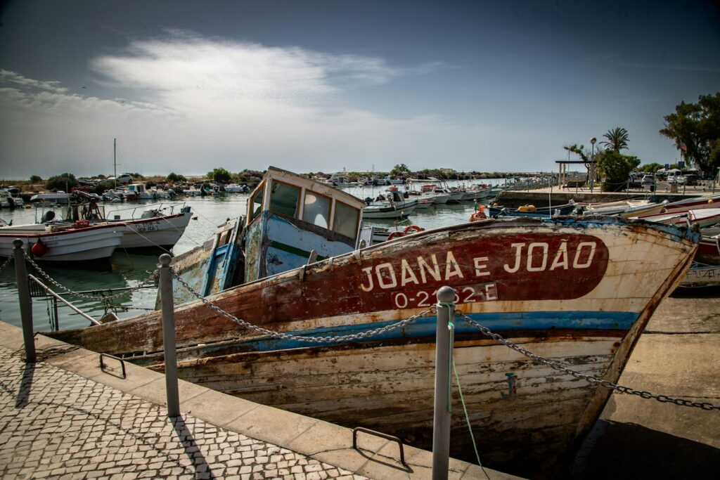 Oude vissersboot in een haven